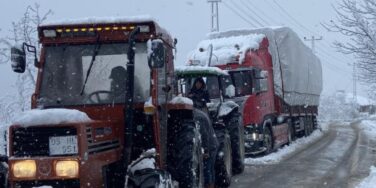 Ordu’da karda mahsur kalan TIR kurtarıldı | Trabzon Haber