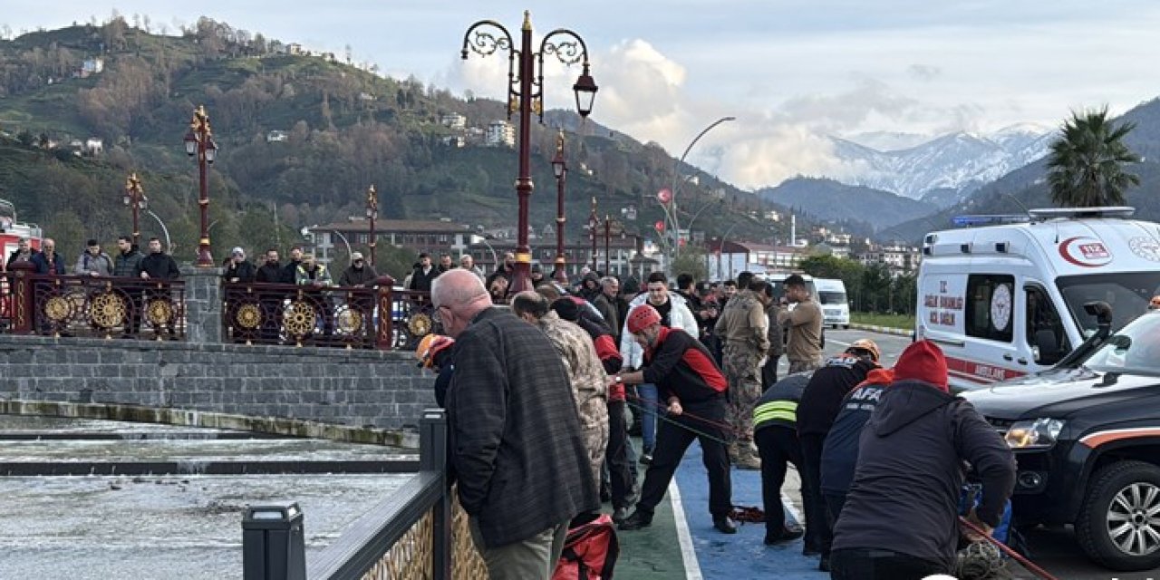 Rize’de öğrenci servisi ile otomobil çarpıştı! 10 yaralı | Trabzon Haber