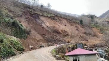 Trabzon’da heyelan anı kamerada