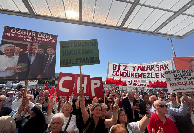 Özel’e Trabzon’da görkemli karşılama: Sizler tarihin doğru tarafındasınız