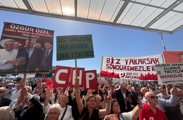 Özel’e Trabzon’da görkemli karşılama: Sizler tarihin doğru tarafındasınız