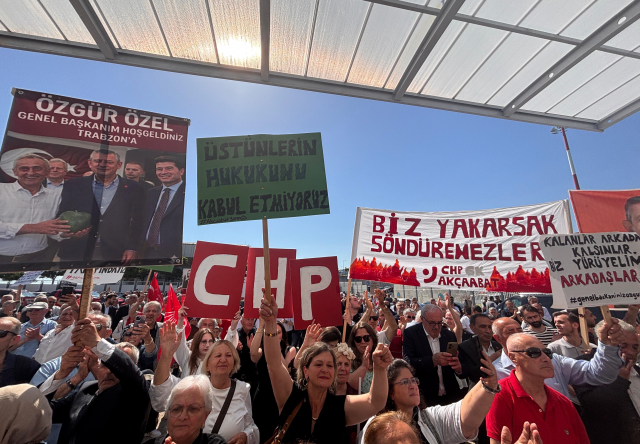 Özel’e Trabzon’da görkemli karşılama: Sizler tarihin doğru tarafındasınız